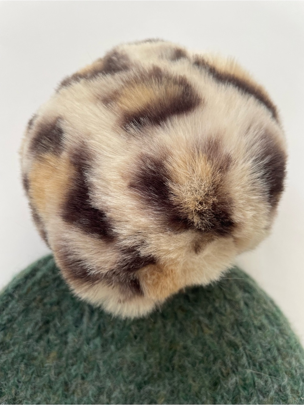 Anthropologie Beanie Hat Ribbed Knit Green Faux Leopard Pom Pom Winter Toque - Picture 4 of 12